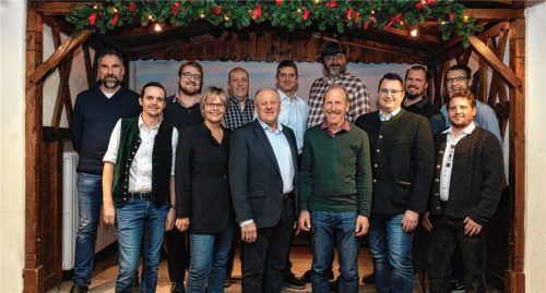 Bürgermeisterkandidat Christian Glas (vorne, Dritter von links) mit den Kandidaten. Foto Kirchner