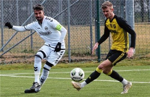 Burghausens Kevin Hingerl (links) im Duell mit dem Ex-Burghauser Lukas Pöllner.Foto Buchholz