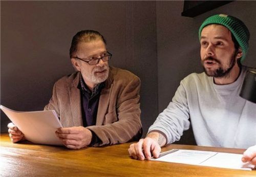 Carsten Klemm, Nik Mayr (rechts) und andere lesen aus dem Buch „Tristesse Royale“. Foto Flamm