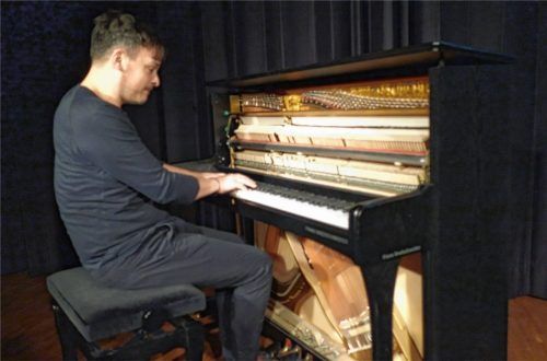 Christian Gall überzeugte mit feinem, genreübergreifendem Pianospiel in der Rosenheimer Stadtbibliothek.Foto  Friedrich
