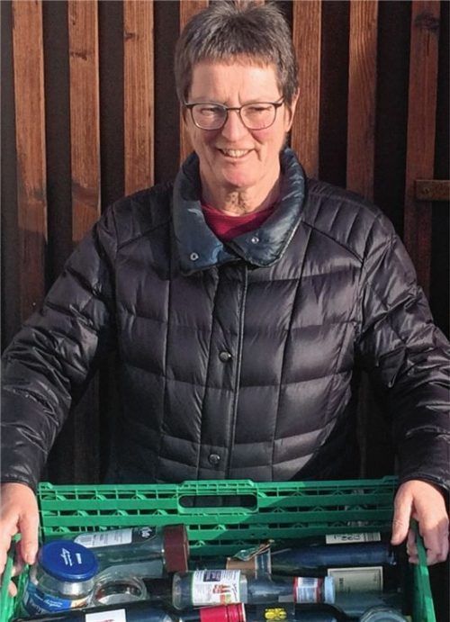 Dagmar Badura möchte Senioren, die nicht mehr mobil sind, helfen, Müll zu Wertstoffinseln zu bringen. Foto Weinzierl