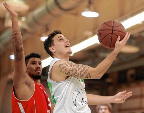 Daniel Nimphius auf dem Weg zum Korb.Foto Fehrmann