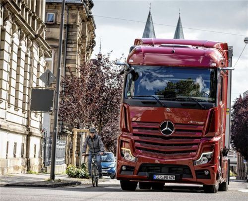 Dank neuer Assistenten bemerken Lkw-Fahrer abbiegende Radfahrer rechtzeitig. Foto Mercedes-Benz