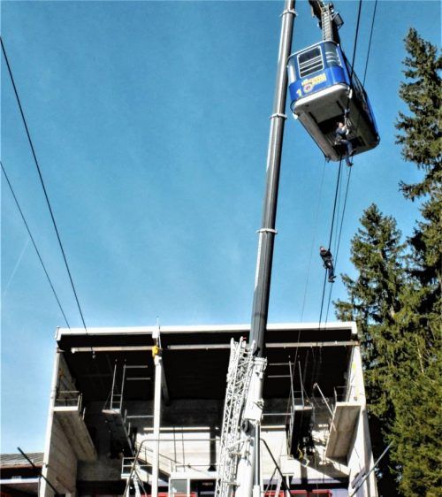 Das Bild zeigt Fachmonteure bei ihrer spektakulären Arbeit an der Hochriesbahn. Die ungewöhnlich warme Witterung machte es möglich, die Sanierungsarbeiten bereits wieder aufzunehmen.Fotos knarr