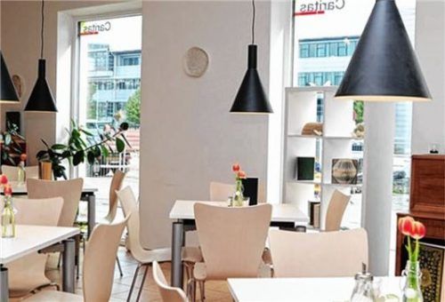 Das Caritas-Buchcafé am Rosenheimer Bahnhof ist jetzt mit einem Umweltsiegel ausgezeichnet worden. Foto re