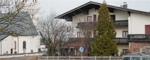 Das ehemalige Gasthaus in Neukirchen (rechts) soll zwei Wohnhäusern weichen.Foto Kirchner