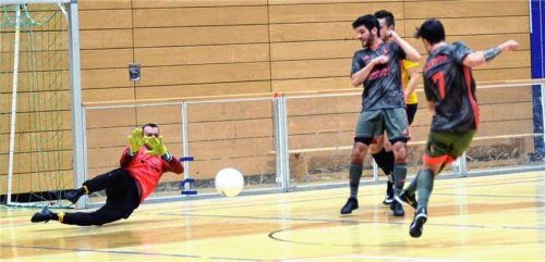 Das letzte im Sparkassenpokal erzielte Tor war am 10. Januar 2020 auch das entscheidende: Priens Toni Stix traf im Finale 48 Sekunden vor Schluss. Foto  Franz Ruprecht