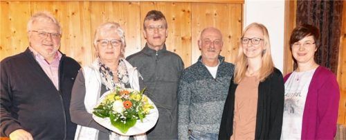 Das Führungsteam der Kraiburger Theatergruppe ist wieder komplett: Erster Sprecher Alois Fürstenberger (links) dankte (von links) Christa Fuchs, Franz Oberbacher, Christian Wimmer, Sarah Ebenbichler und Melanie Schreiber.Foto bachmaier