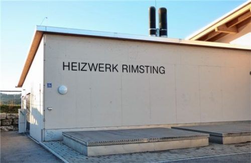 Das Heizwerk der Gemeinde Rimsting schließt direkt an die Sporthalle an. Foto Thümmler