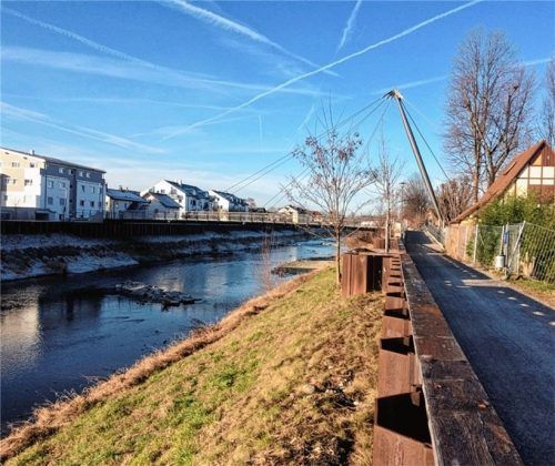 Das Holz der Abdeckung der Spundwände ist porös und splittert.