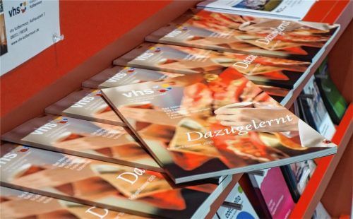 Das neue Programm liegt im Rathaus, der Bücherei, der Volkshochschule und in vielen Geschäften der Stadt aus. Foto re