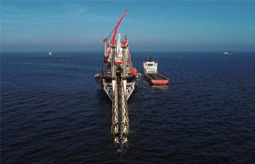 Das Verlegeschiff „Audacia“ des Offshore-Dienstleisters Allseas verlegt in der Ostsee Rohre für die Gaspipeline Nord Stream 2. Foto dpa