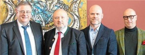 Das vorläufige Führungsteam der Kreiskliniken: Michael Prostmeier, Dr. Michael Kraus, Dr. Simon Machnik und Dr. Wolfgang Richter (von links). Foto  Landratsamt Mühldorf