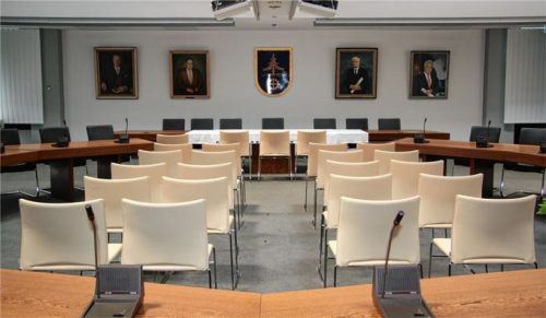 Das Ziel der Kandidaten für die Bürgermeister- und Stadtratswahlen: der Sitzungssaal im Waldkraiburger Rathaus – da wollen alle hin.Foto  Stadt