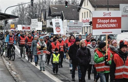 Demo gegen eine Neubautrasse auf der Kufsteiner Straße in Rosenheim: Viele der Protestierer haben wohl die Petition an den Bundestag unterzeichnet.Foto bi brennerdialog