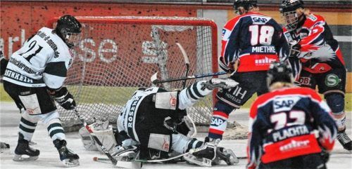 Dennis Schütt (links) beim DNL-Spiel der Starbulls Rosenheim gegen Mannheim am 11. März 2009. Vorne der aktuelle Nationalspieler Matthias Plachta.Fotos Ziegler