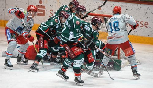 Der 1:1-Ausgleich für Selb: Der Puck ist nicht zu sehen, liegt am Ende aber im Tor. Lanny Gare (rechts) hatte getroffen.
