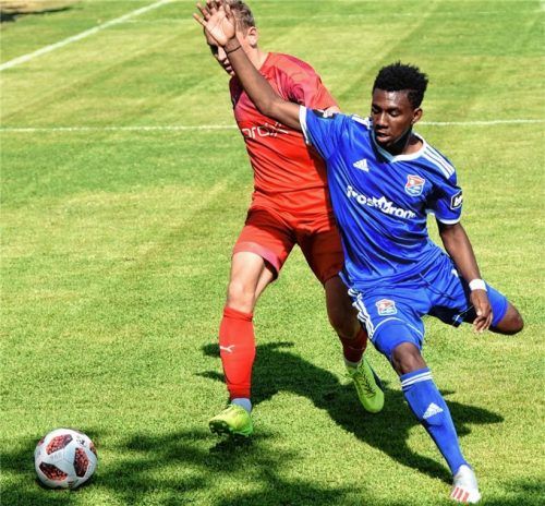 Der 19-jährige Offensivspieler Stephan Mensah (rechts) könnte einer der möglichen Neuzugänge sein. Das Bild entstand beim Testspiel vor der Saison zwischen 1860 Rosenheim und Unterhaching in Eiselfing. Foto  Ziegler