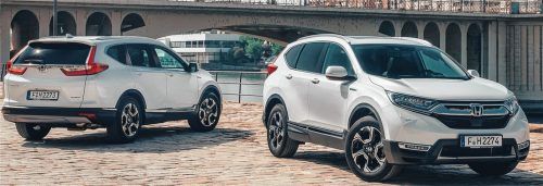 Der CR-V bietet ein modernes und elegantes Außendesign: Breitere, kraftvoller wirkende Radhäuser, schärfere Konturen an Motorhaube und Heckpartie sowie die jüngste Ausführung des Honda Familiengesichts mit charakteristischem Scheinwerfer-Design prägen den Auftritt des Kompakt-SUV.