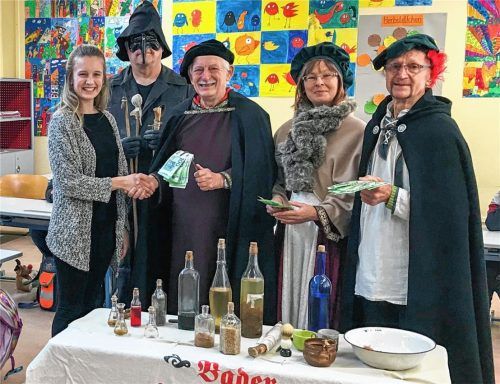 Der Erhartinger Leonhard Biermaier (Dritter von links) tourt durch Südbayern und stellt den vergessenen Beruf des Baders vor. Dabei sammelt er Spenden. In diesem Jahr überreichte er 2000 Euro an (von links) Silvana Morgenstern von der BRK-Kinderkrebshilfe BALU gemeinsam mit Pestarzt Jürgen Lux sowie den Probanden Doris Lange und Dino Ruttar. Insgesamt kamen so schon 27000 Euro zusammen.Foto  Brauchtumsverein
