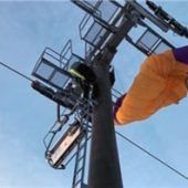 Gleitschirmfliegerin prallt gegen Skilift