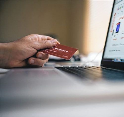 Der Internethandel wächst und wächst. Um den Bedarf an Fachkäften zu decken, die Onlineshops professionell betreuen können, gibt es den Ausbildungsberuf Kaufmann/-frau im E-Commerce. Neu ist die Kombination mit dem Studium.