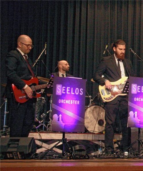 Der Mann am Schlagzeug ist Max Seelos, der Sohn des legendären Töginger Bandleaders Ambros Seelos.