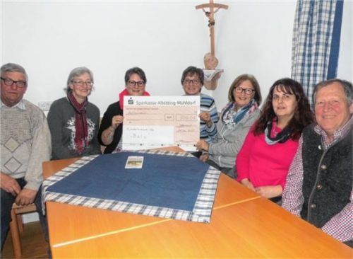 Der Pfarrgemeinderatsvorsitzende Hans Bruckmaier (links) und die Klöpfler nahmen Elisabeth Schneider (Dritte von links) von der Kinderkrebshilfe „BALU“ in ihre Mitte.Foto  Fill