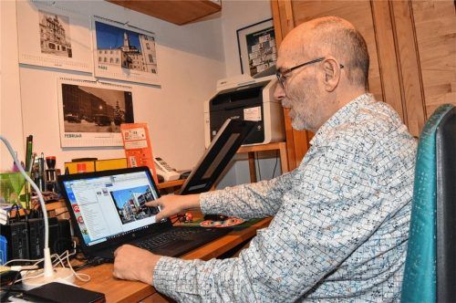 Der Scanner ist schon wieder bereit: Herbert Borrmann beim Archivieren der Fotos an seinem Arbeitsplatz. Fotos Schlecker, re