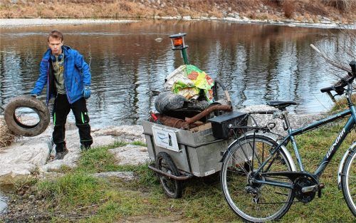 Der Schüler Niklas Romanski (15) ist nahezu jeden Tag an der Mangfall unterwegs, um Müll zu sammeln. Foto Riediger