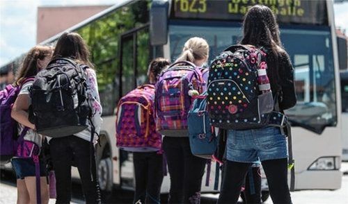 Der Schulbusverkehr ist in vielen Städten und Landkreisen ein Streitthema. Auch im Landkreis Mühldorf: Schüler, die von Schönberg ins Gymnasium nach Mühldorf oder in die Realschule nach Waldkraiburg müssen, sind täglich rund zweieinhalb Stunden mit dem Bus unterwegs. Foto  Symbolbild Marijan Murat/dpa