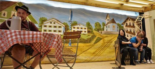 Der Text sitzt bei Thomas Ramthun (links) und den Darstellern Andrea Schröder, Stefan Riederer und Stefanie Hermann (auf der Bank, von links) bei ihrer Bühnenprobe. Foto Wolf