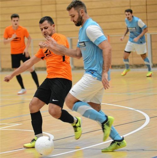 Der TSV Breitbrunn-Gstadt und der SV Ostermünchen (in Blau) kämpfen in unterschiedlichen Gruppen um den Einzug ins Sparkassenpokal-Finalturnier.Foto Ruprecht