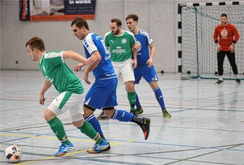 Der TSV Eiselfing (in Grün) und der TSV Bad Endorf vertreten die Gruppe Chiem bei der Kreismeisterschaft am Dreikönigstag in Waging.Foto Ruprecht