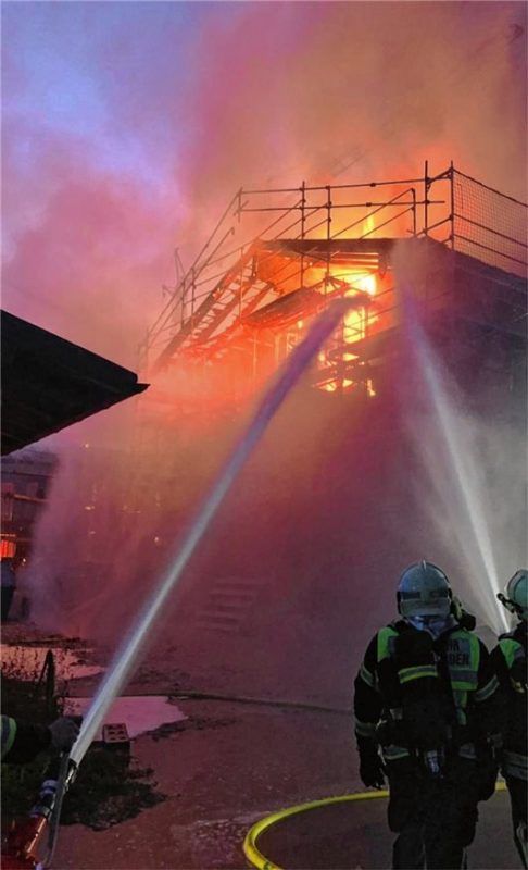 Der Vollbrand eines noch unbewohnten Wohnkomplexes in Oberaudorf im August vergangenen Jahres forderte auch die Kiefersfeldener Feuerwehrmänner extrem. Fotos hoffmann