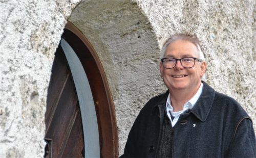 Diakon Heiner Vogl schließt die Kapellentür auf: „Unsere Gottesdienste werden richtig gut besucht.“ Fotos Bovers