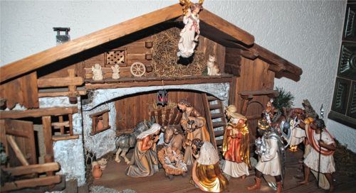 Die Ankunft der Könige im Stall von Bethlehem gehört zur den großen Überraschungen der Weihnachtsbotschaft. Bei Familie Alfred Wagner in Polling haben sich die Könige bereits an der Krippe versammelt. Foto Wagner