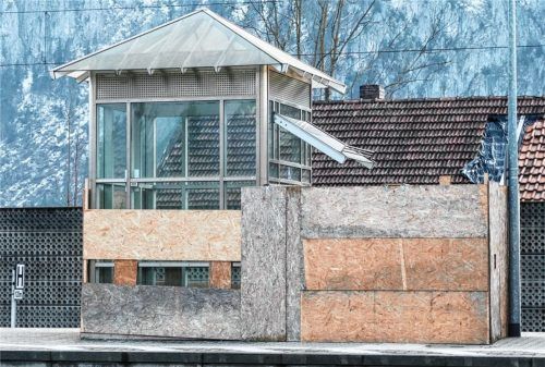 Die Aufzugsschächte am Kiefersfeldener Bahnhof sind leer. Aufgrund von Lieferengpässen verschiebt sich der Einbautermin, hieß es von Seiten der Deutschen Bahn.Fotos hoffmann