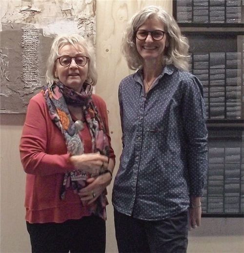 Die beiden Künstlerinnen Dorothee Henrich und Maria Mock vor ihren Bildern „erdverbunden“ und „Tagebuch“. Foto RIEDL