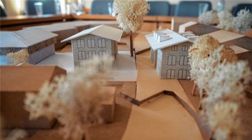 Die beiden Varianten im Modell: (links) der dargestellten Marienberger Straße befindet sich das Grundstück mit dem U-Gebäude im Hintergrund und dem hohen, vollausgebauten Längsgebäude an der Straße. Die Alternativ-Variante, niedriger und mit Gauben, haben die Modellbauer zur Ansicht rechts auf der Straße „geparkt“.Foto khe