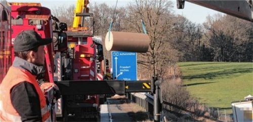 Die Bergung der Stoffbahnen aus dem verunglückten Lkw nahm viel Zeit in Anspruch. Foto Reisner