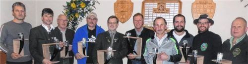 Die besten Schützen mit den Schützenmeistern Otto Mittermair (Fünfter von links) und Georg Wieser (Sechster von links). Foto fill