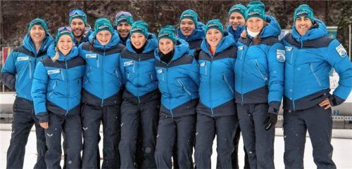 Die Biathleten der bayerischen Landespolizei am Stützpunkt Ruhpolding: Stefanie Scherer, Selina Kastl, Hannah Schlickhum, Lara Vogl, Franziska Pfnür, Lisa Spark, Trainer Tobias Reiter (vorne von links), Martin Jabinger, Johannes Donhauser, Philipp Nawrath, Florian Arsan und Raphael Lankes (hinten von links).Foto Wukits