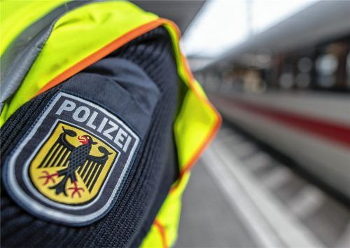 Die Bundespolizei sorgt unter anderem an Bahnhöfen für Recht und Ordnung. In einem Rosenheimer Lokal sollen sich Mitglieder aber alles andere als rechtlich einwandfrei verhalten haben. Foto dpa