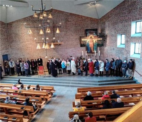 Die ehrenamtlichen Helfer in der Kirchengemeinde Waldkraiburg standen im Mittelpunkt eines Danke-Festes. Einige der engagierten Ehrenamtler wurden verabschiedet, fast 40 neue Helfer haben sich gefunden, die sich in den nächsten zwei Jahren in der Gemeinde einbringen wollen.Foto  Fischer