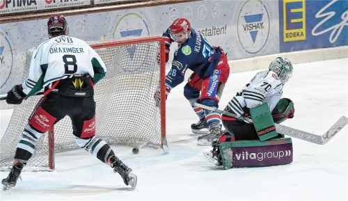 Die Entscheidung in Selb: Lukas Klughardt trifft zum 4:3, Tobias Draxinger (links) kann nicht mehr eingreifen.Foto Wiedel