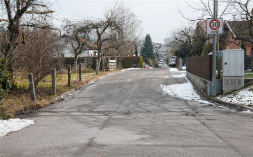 Die Feldstrasse in Pfaffenbichl ist nur mit einer dünnen Teerschicht bedeckt. Die Straße weist viele Risse auf.Foto Kirchner