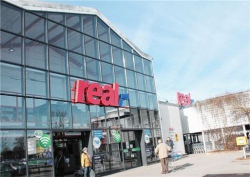 Die Filiale der Supermarkt-Kette Real an der Kufsteiner Straße in Rosenheim. Foto Reisner