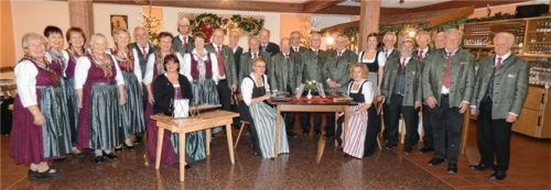 Die Frauensinggruppe mit Karin Lösch an der Zither, das Zitherduo Fischer-Zirkel und der Männergesangverein beim Dreikönigssingen (von links).Foto Greiner
