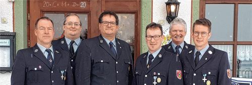Der frisch gewählte Vorstand der Feuerwehr Höslwang (von links): Peter Weiß, Ralph Schachner, Hans Stübl, Thomas Maier, Peter Fortner, Georg PranklFoto stübl